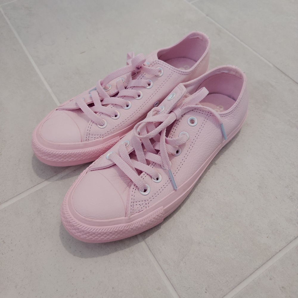 Women’s size 7 pink 🦄 converse ALL ⭐️ STAR. new I never wore them, no tags.